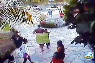 O italiano (ao centro) foi preso em flagrante aps ser visto por casal de turistas de Braslia beijando a filha de oito anos na boca