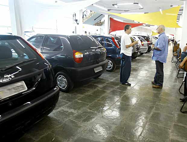 Compradores de carros seminovos em concessionria de So Paulo