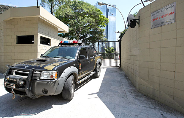  Carro da PF em frente a sede da construtora Camargo Corra, em SP, uma das investigadas na Castelo de Areia