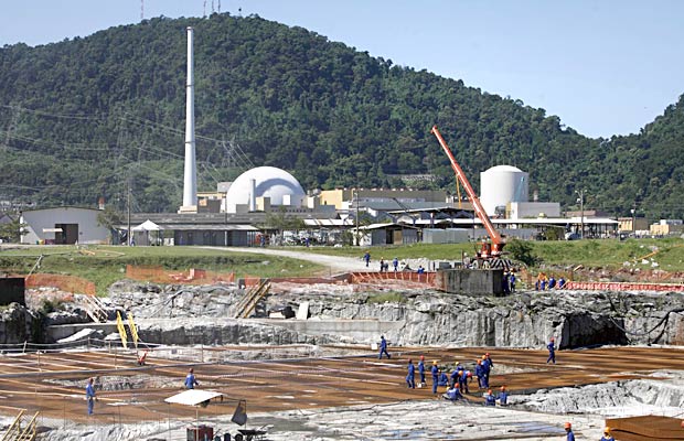 Operarios trabalham no canteiro de obras da usina de energia nuclear Angra 3, em Angra dos Reis (RJ)