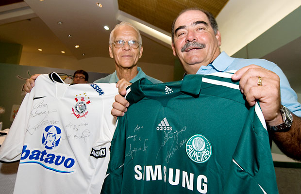 Rivellino, com a camisa do Palmeiras, e Ademir da Guia, com a camisa do Corinthians, em evento