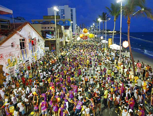 Folies acompanham o desfile do bloco Al Inter na Barra na noite da ltima sexta-feira em Salvador; cidade espera 500 mil turistas para a folia
