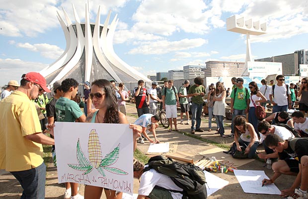 Manifestantes fazem cartazes mudando nome para Marcha da Pamonha