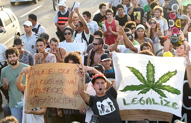 Marcha da Maconha acontece na Esplanada dos Ministérios, mesmo proibida pela Justiça