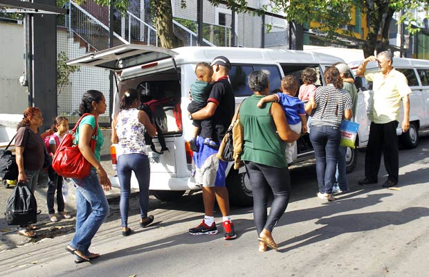 Passageiros entram em lotao clandestina na zona sul de So Paulo