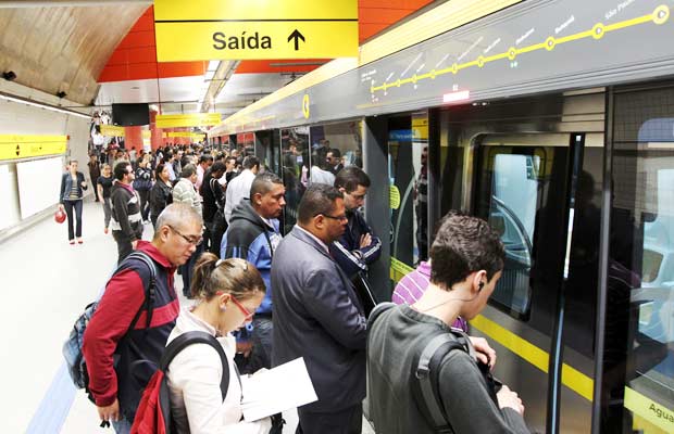 Passageiros na plataforma da estao Luz da Linha 4-amarela