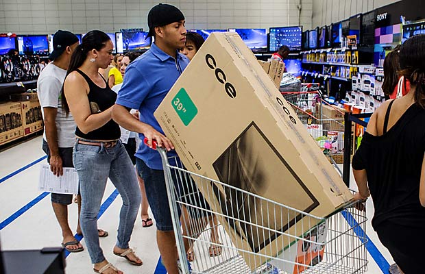 Com a renda das famlias em queda e os preos de produtos em alta, as vendas dos supermercados e hipermercados tiveram baixa de 1,2%