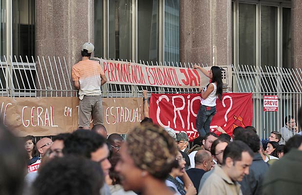 Estudantes protestam na sede da Unesp; Crise oramentria da USP levantou debate sobre cobrana