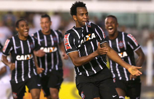 SAO PAULO/SP BRASIL. 10/08/2014 - Gil comemora o primeiro gol no Jogo Santos x Corinthians na Vila belmiro, partida valida pela 14 rodada do campeonato brasileiro.(foto: Zanone Fraissat/FOLHAPRESS, ESPORTE)***EXCLUSIVO***