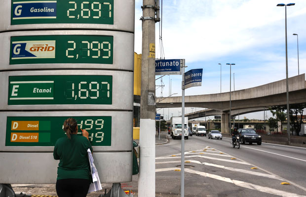 Funcionária de posto de combustível em São Paulo troca preços após reajuste da gasolina e do diesel