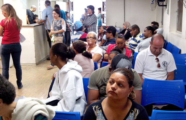 Pacientes aguardam atendimento na Santa Casa de So Paulo