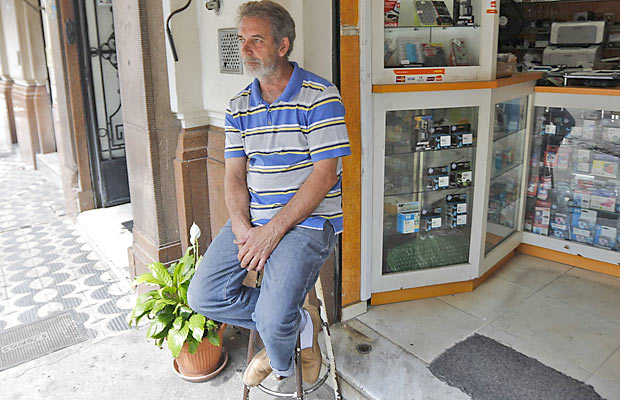 O empresrio Francisco de Moraes, 56, em sua loja na S