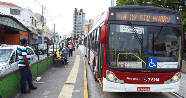 A cidade de So Paulo tem cerca de 490 km de faixas ou corredores exclusivos para transporte coletivo