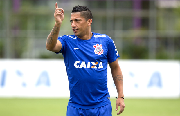 Ralf participa de treino pelo Corinthians