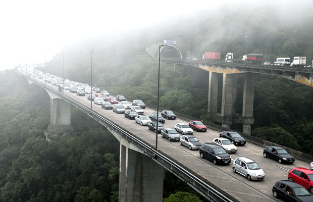 Congestionamento na rodovia dos Imigrantes; um a cada cinco carros deve deixar So Paulo para o Ano-Novo 