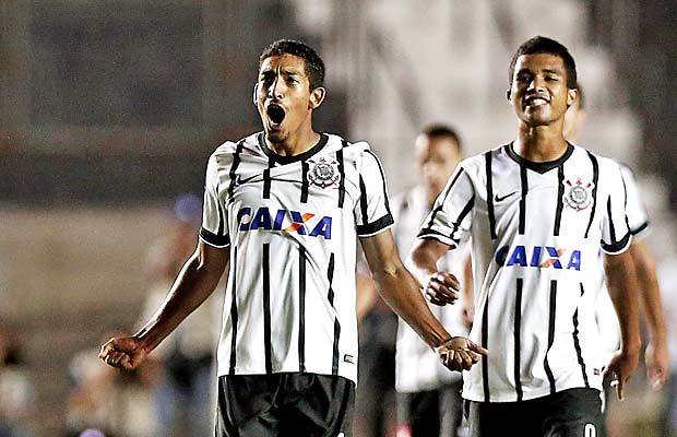 Lo Prncipe comemora segundo gol do Corinthians; equipe venceu o So Paulo e est na final da competio