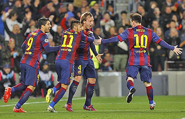 O trio de ataque do Barcelona, formado por Surez, Neymar e Messi, comemora gol com Rakitic (c)