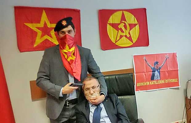 Foto divulgada nas redes sociais mostra um promotor mantido como refm em um tribunal de Istambul