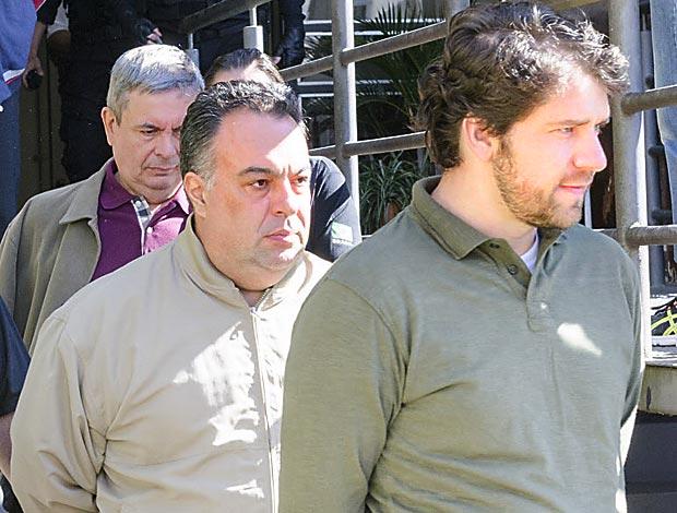Luiz Arglo (camisa verde), Andr Vargas e Ricardo Hoffmann no IML de Curitiba, aps serem presos