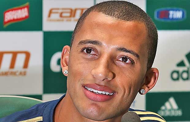 Vitor Hugo, zagueiro do Palmeiras, concede entrevista coletiva