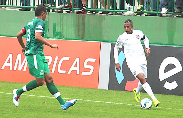 Robinho parte para cima de jogador da Chapecoense em derrota do Santos