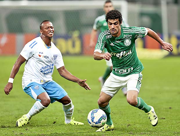 O lateral Egdio, do Palmeiras, em lance contra o Ava