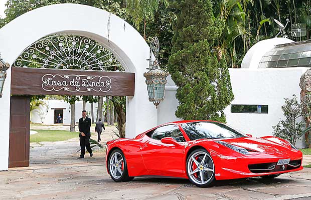 Ferrari do senador Fernando Collor (PTB-AL)  apreendida na Casa da Dinda durante operao da PF