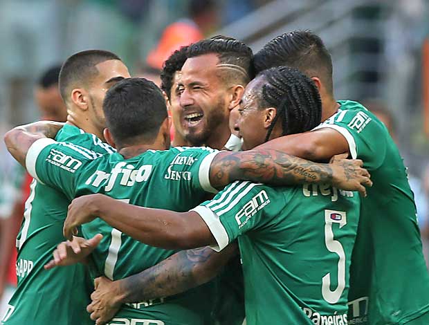 Jogadores do Palmeiras festejam gol de Leandro Pereira na vitria sobre o Santos
