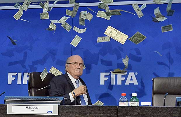Blatter observa dinheiro falso atirado por humorista durante coletiva