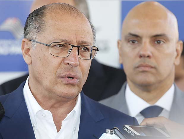 Geraldo Alckmin e, ao fundo, o secretrio da Segurana durante divulgao dos dados de violncia em SP 