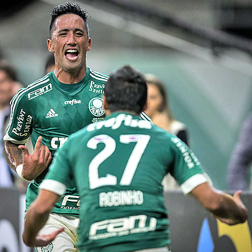 Lucas Barrios comemora seu segundo gol sobre o Flu