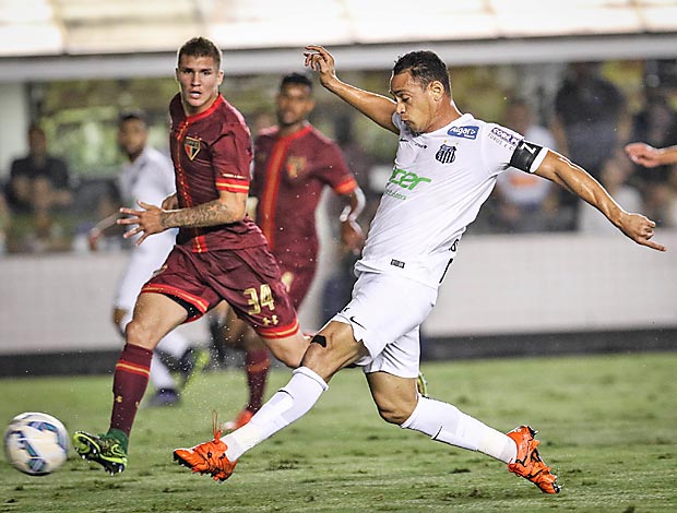 Ricardo Oliveira (Santos) chuta para marcar seu gol durante partida disputada na Vila Belmiro