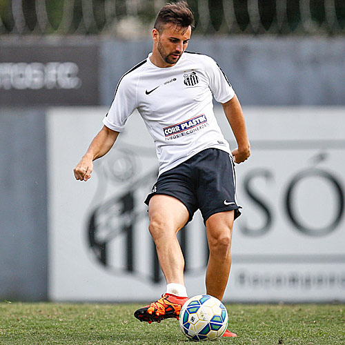 Rafael Longuine faz passe no treino do Santos