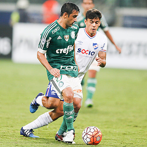 Robinho passa a bola contra o Nacional no Allianz