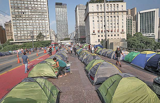 Sem-teto montam barracas em frente à Prefeitura de São Paulo