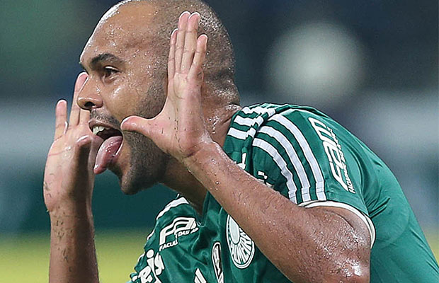 Alecsandro comemora o seu gol na vit&oacute;ria do Palmeiras