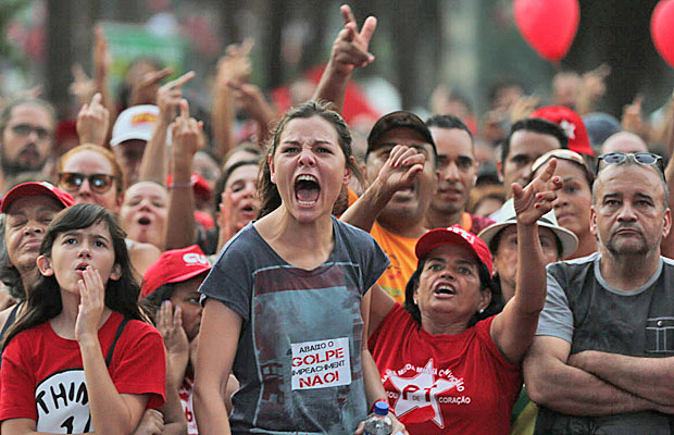 Movimentos pr-governo se concentram para acompanhar a votao do impeachment contra a presidente Dilma Rousseff