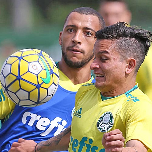 Artur com a bola em treino do Palmeiras
