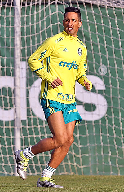 Barrios corre em treino do Palmeiras