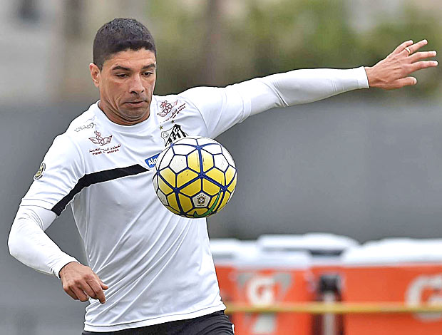 Renato domina a bola em treinamento do Santos