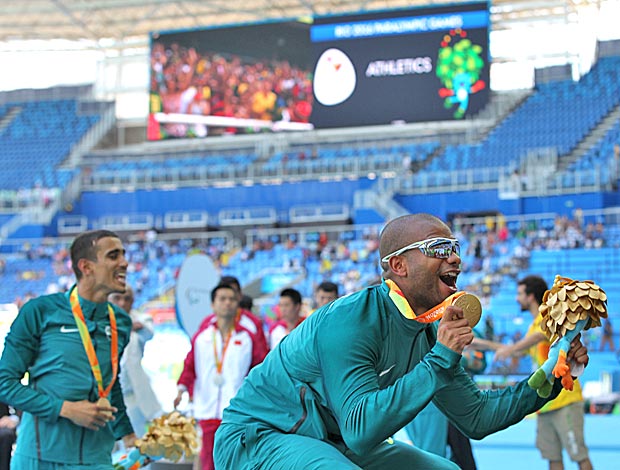 Gustavo Ara&uacute;jo (&agrave; dir.) e Diogo Silva comemoram medalha de ouro no revezamento 4 x 100 m