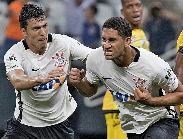 Pablo festeja com Balbuena o gol da vit&oacute;ria do Corinthians