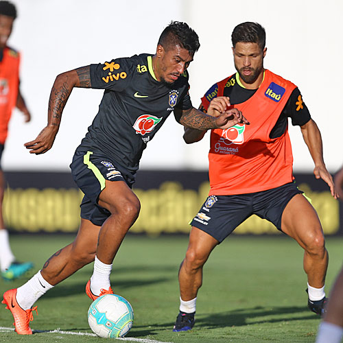 Paulinho e Diego durante treino da sele&ccedil;&atilde;o brasileira