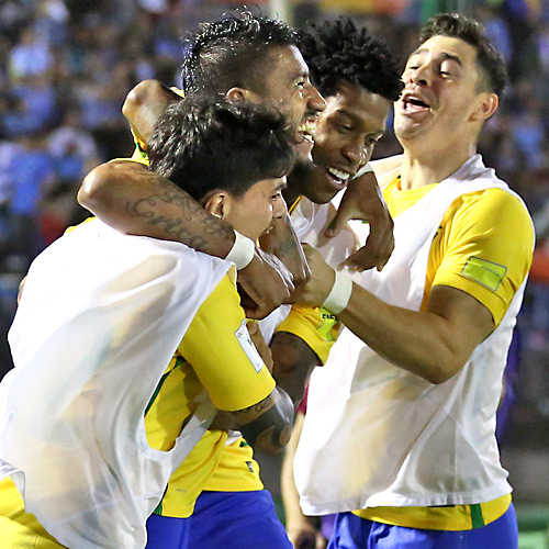 Paulinho comemora com colegas um de seus tr&ecirc;s gols