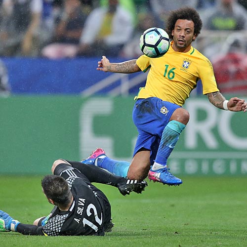 Marcelo marca o terceiro gol da sele&ccedil;&atilde;o brasileira