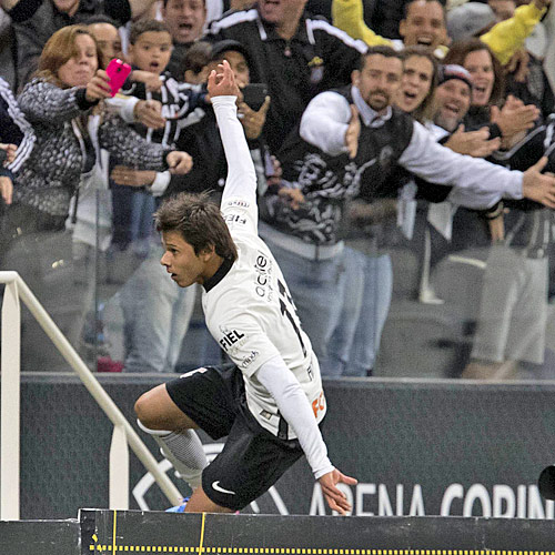 Romero comemora gol do Corinthians sobre o Linense