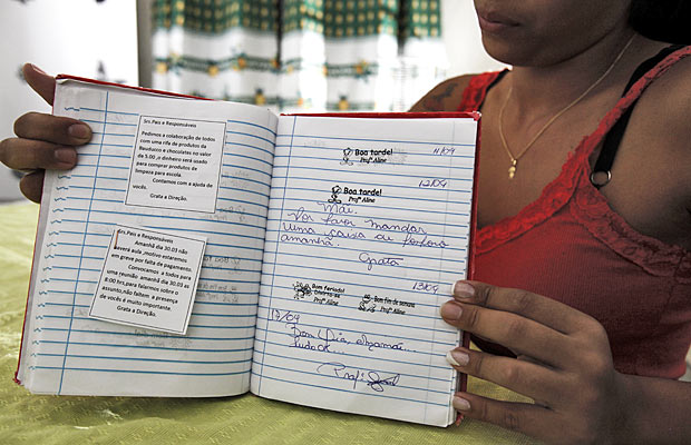 Mãe de aluno de creche de Guarulhos mostra bilhete na agenda escolar do filho