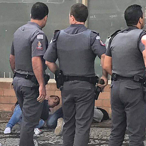 Policiais militares observam suspeitos na Vila Madalena