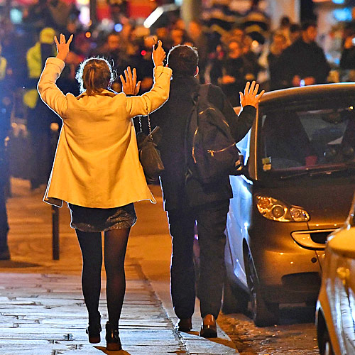 Pedestres erguem a mão após ataque na Champs-Élysées
