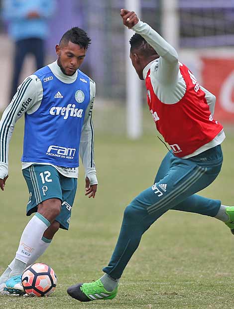 Borja e Mina disputam bola durante treino do Palmeiras